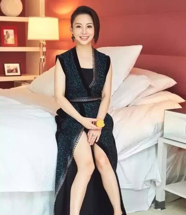 43岁潘晓婷的这身打扮太漂亮了，妥妥的女神范！虽然身材有些发胖了，但仍有韵味。