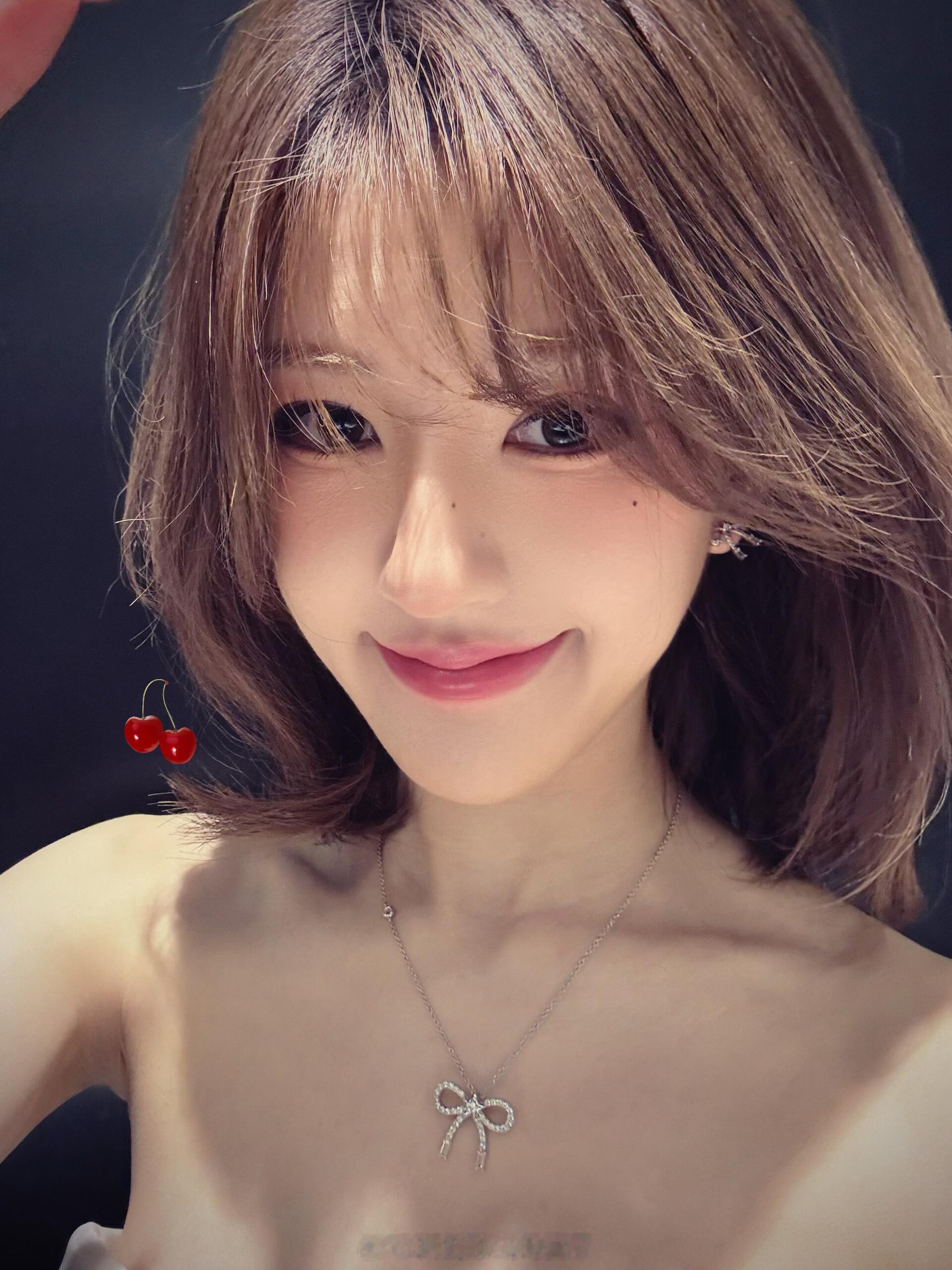 赵露思今日营业照片，配文🍒是我