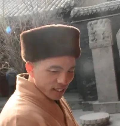少林寺新住持印乐法师很特别，他特别爱笑，尤其和别人合影时那是发自肺腑地开心！如