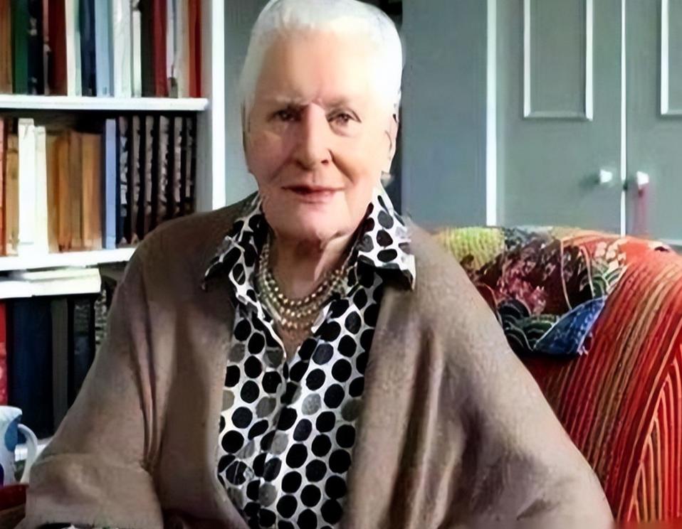 英国一个活到101岁的女编辑，曾扔下一句戳穿无数人的话：“男人完事了，可以扭头就