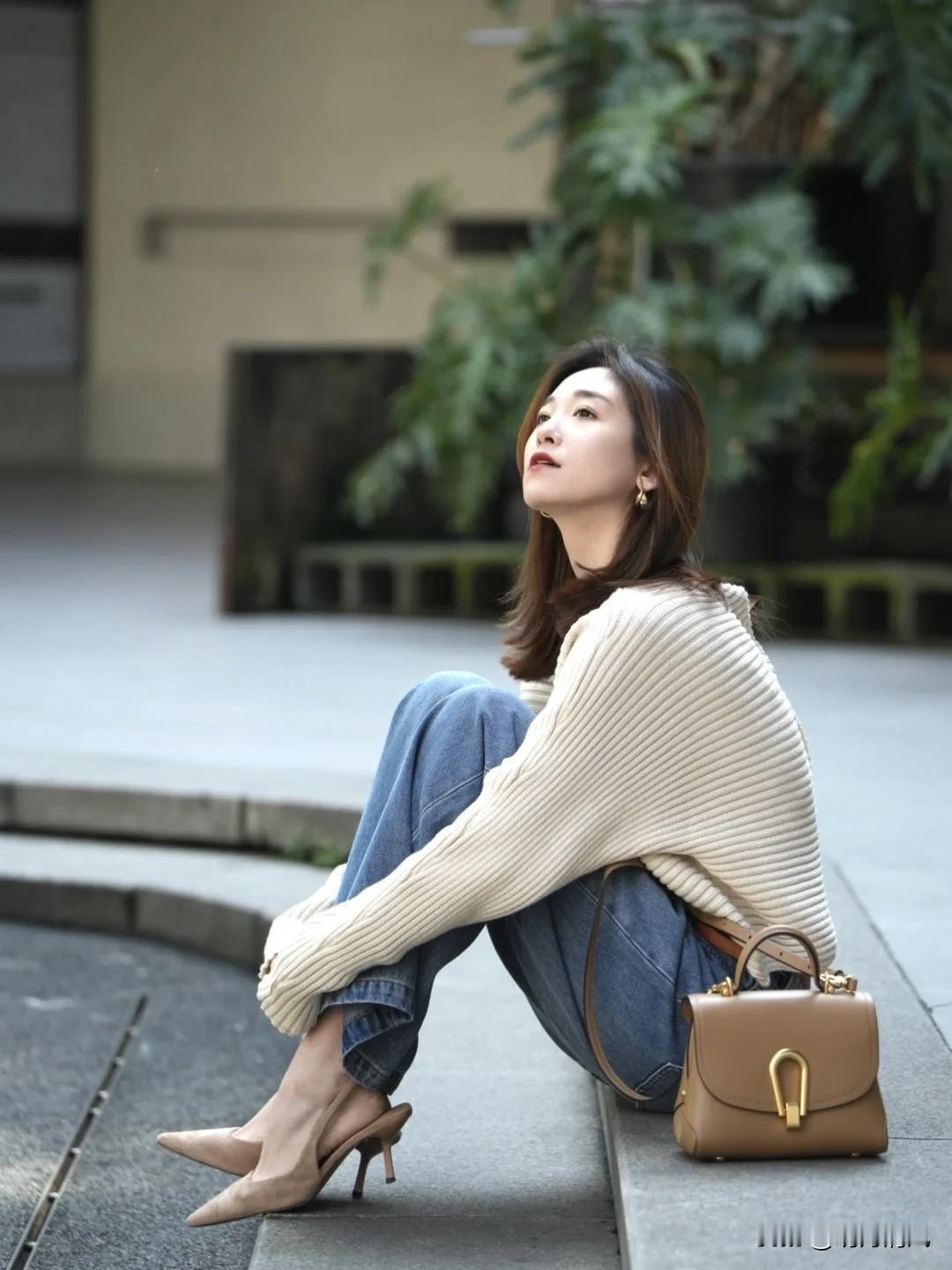 牛仔裤人人都有，但拍照时怎么摆姿势更上镜，很多人可能没仔细想过。最近试了一组牛仔