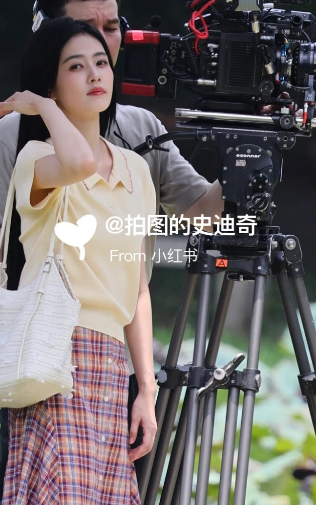 白鹿戴假发没遮全看得出来白鹿今天新剧开机大家都很关注了，所有人来感受这个热带水