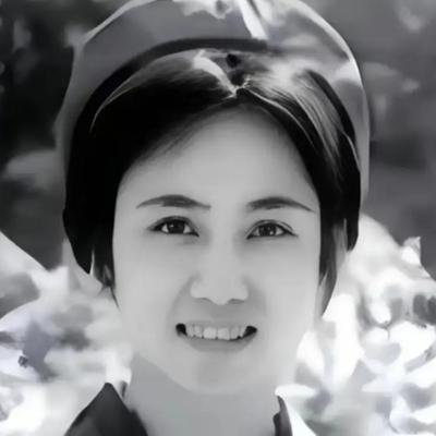 1970年，许世友的掌上明珠陪人踏入医院大门，院长对她一见倾心，刚拿起纸笔，她说
