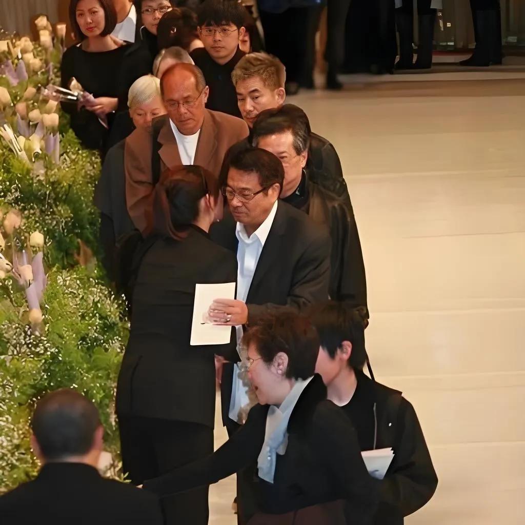 2008年，吴孟达参加“肥肥”沈殿霞的追思会，表情严肃，难掩心中悲痛，如今他也离