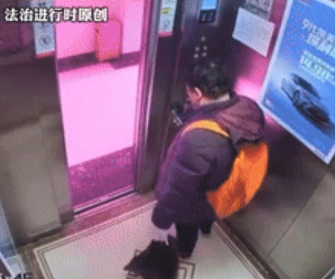 “太缺德了！”7月2日，北京，一男子因上错电梯，气得对着电梯门猛拍3下！可万万没