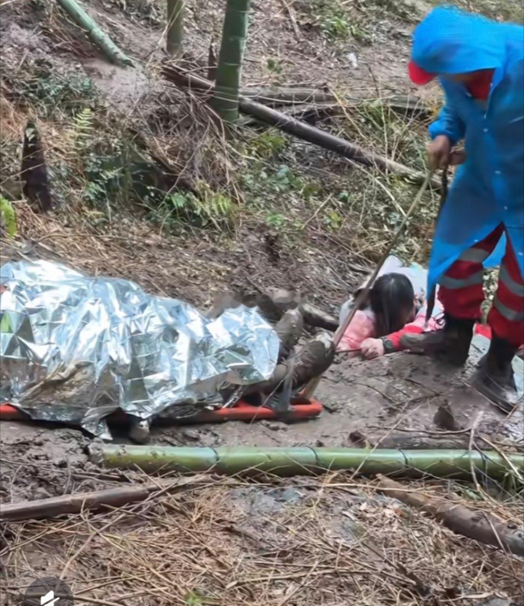 去爬山看到这一幕…………我以为裹尸体