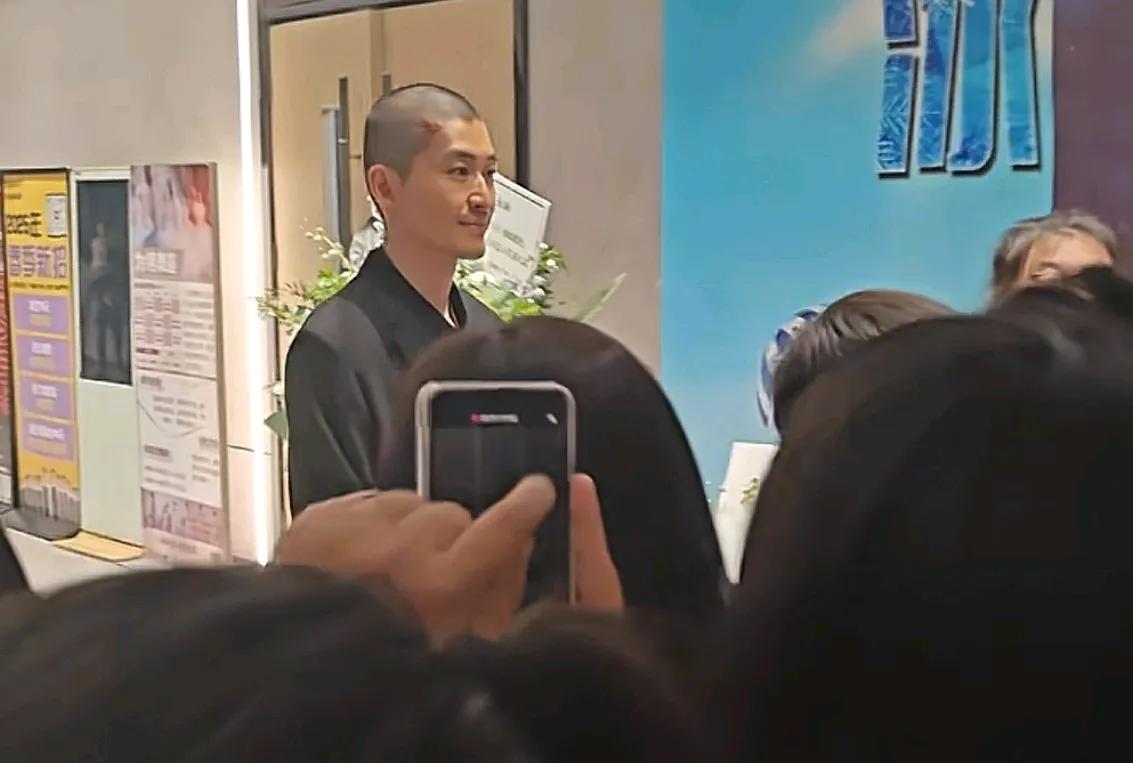 近日，张翰现身大同拍戏，40岁的他变化真的好大，瘦了很多，还剃了光头，整个人的状