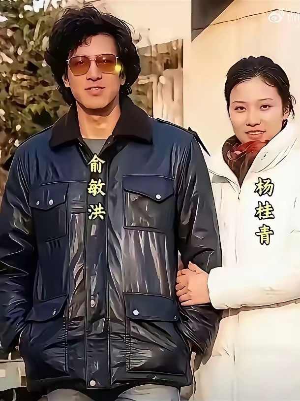 年轻时的俞敏洪，头发浓密，当时也是一位潮男，妻子是北大学霸，颜值很高，是当年的校