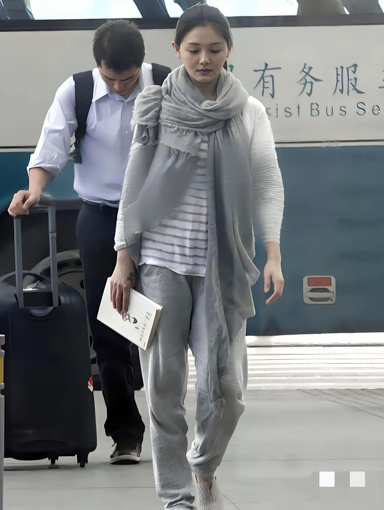 大S徐熙媛现身机场，一身灰调穿搭，丝巾累赘，却扛着一张绝美面孔。这反差太绝了。