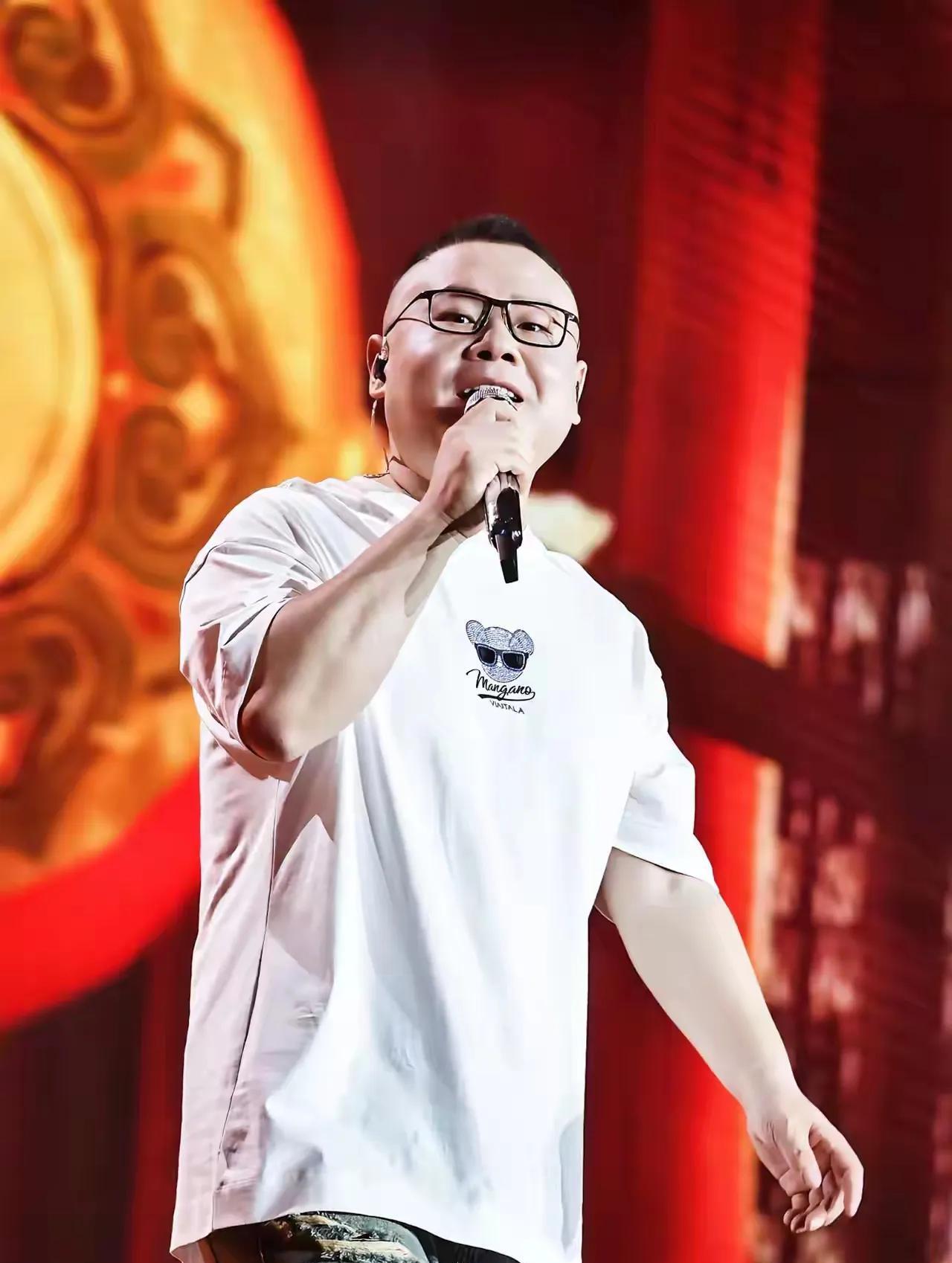 一个岳云鹏演唱会为什么能引起那么人的不满意，说白了就是看他挣钱太容易了！要知道