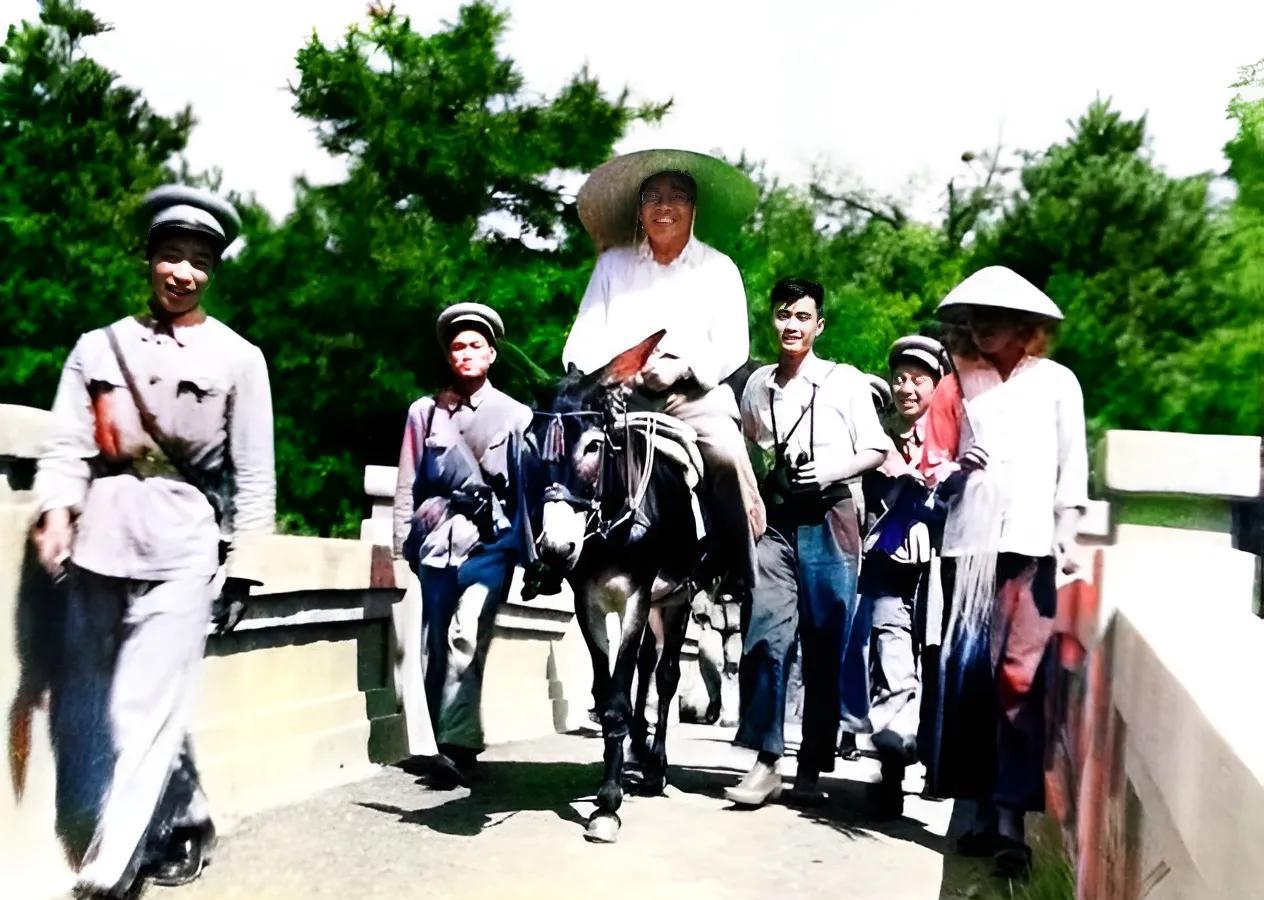 1950年，在北戴河骑马的朱德总司令。