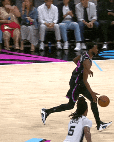 马刺队25届新秀卡特-布莱恩特这身体天赋真的太离谱了，这垂直起跳能力堪比直升机?