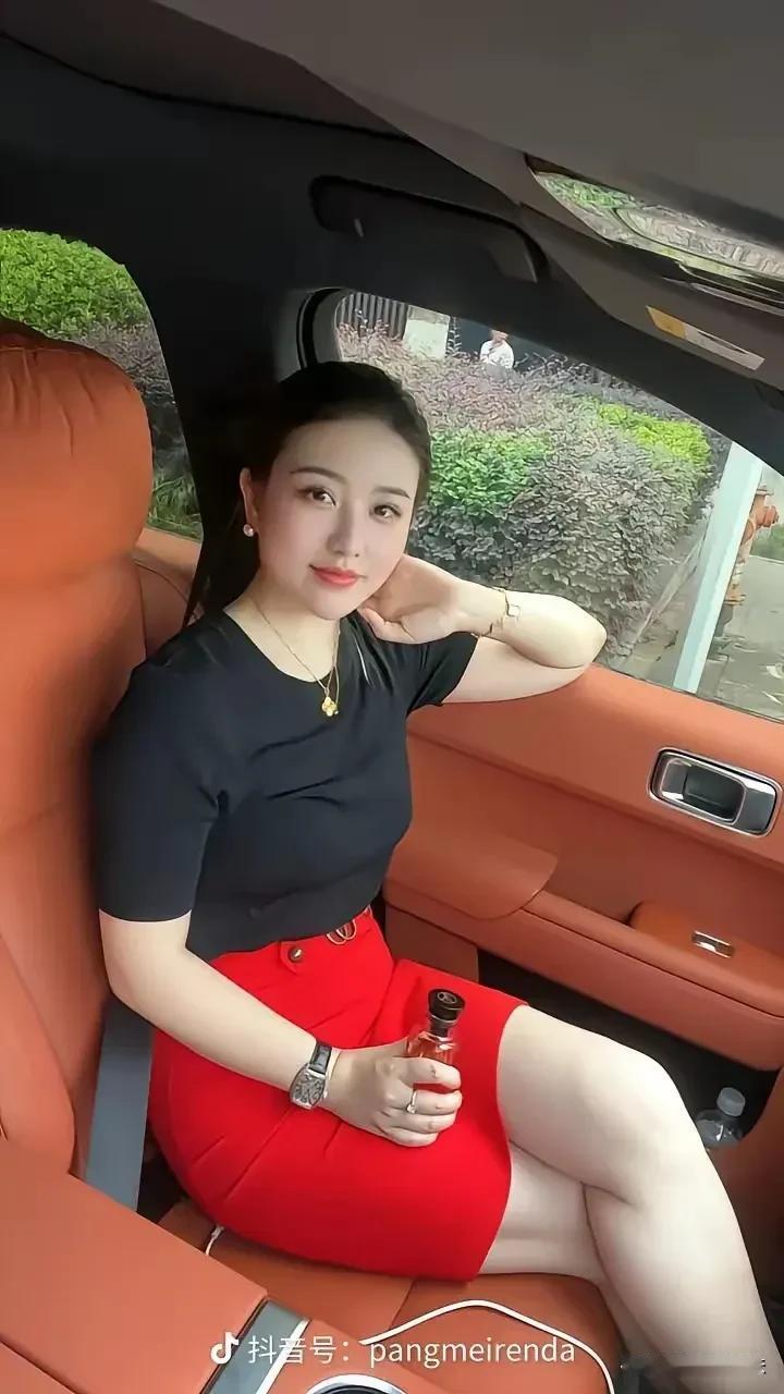 优雅车后座，时尚红裙搭配黑上衣，尽显都市女性魅力。
