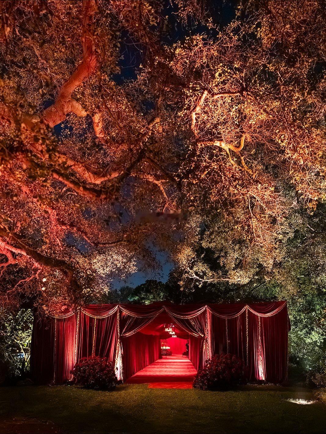 “太后”KrisJenner70岁生日趴的布置细节👇（场地在贝佐斯的豪宅，看