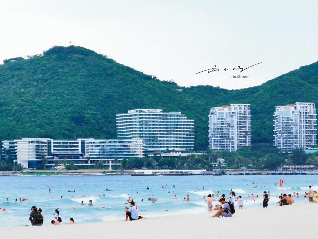 前段时间我受邀赴三亚旅游，这座海滨城市的风光与人文令人难忘。除天涯海角、大东海等