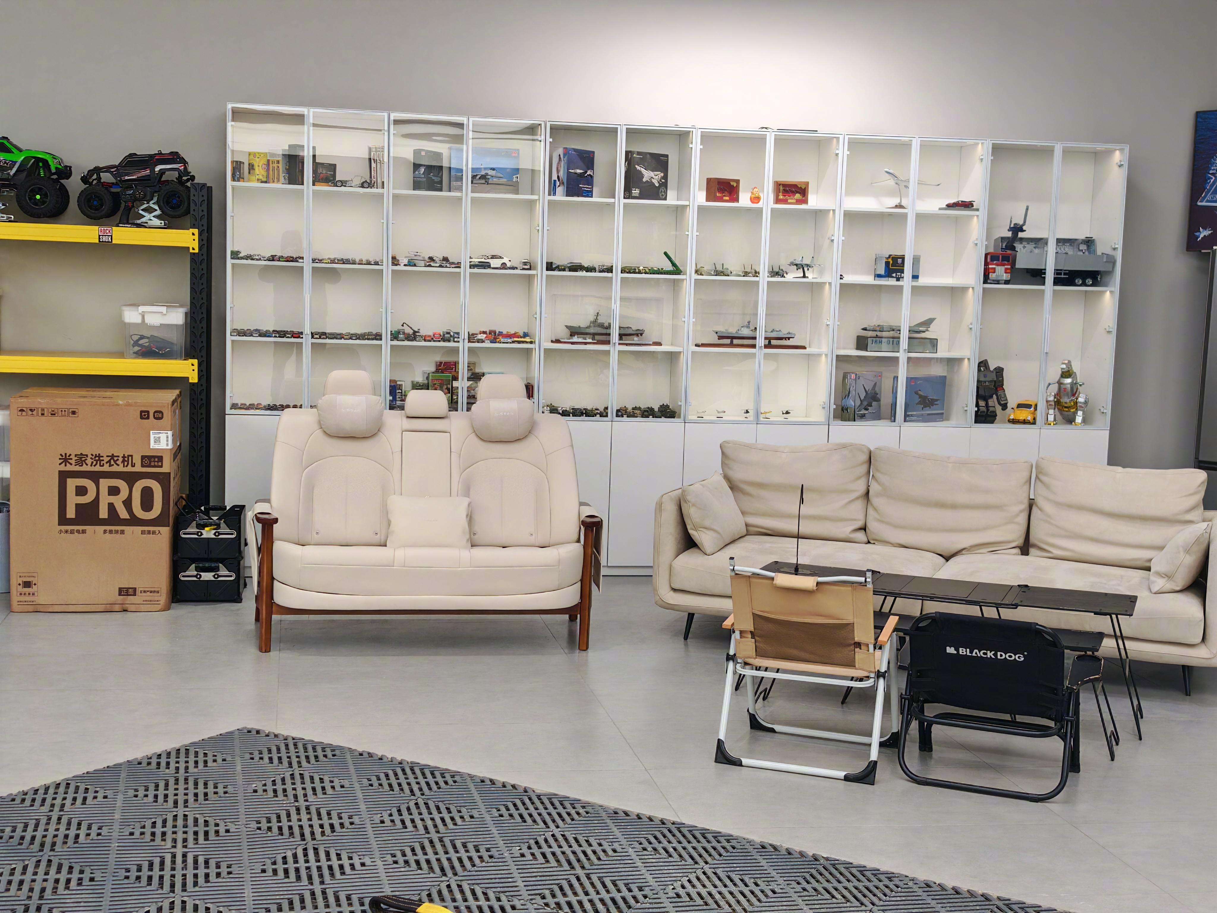 东风日产N6后排改装的大沙发，一直在我家院子放着，因为车规级座椅改的沙发，用料极