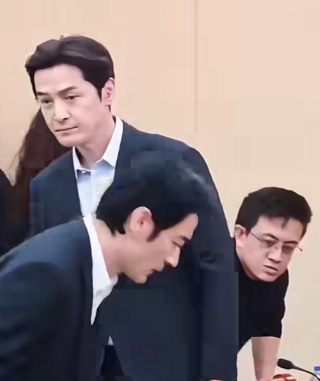 四十三岁的胡歌，在北京一间会议室里说了一句，不去打扰，就是最好的保护。那天是2