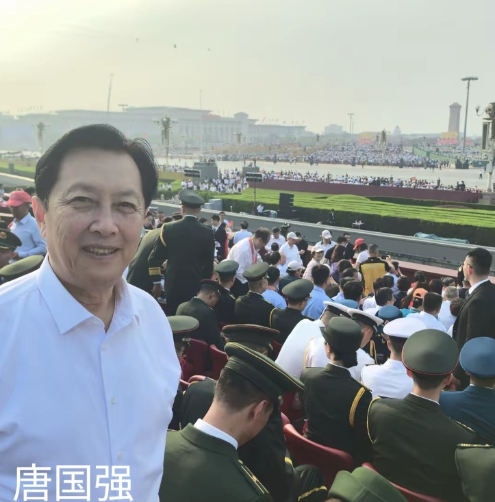 羡慕唐国强。此生足矣。坐上了观礼台，亲临感受宏大的气势，此生足矣。还有比这更兴奋