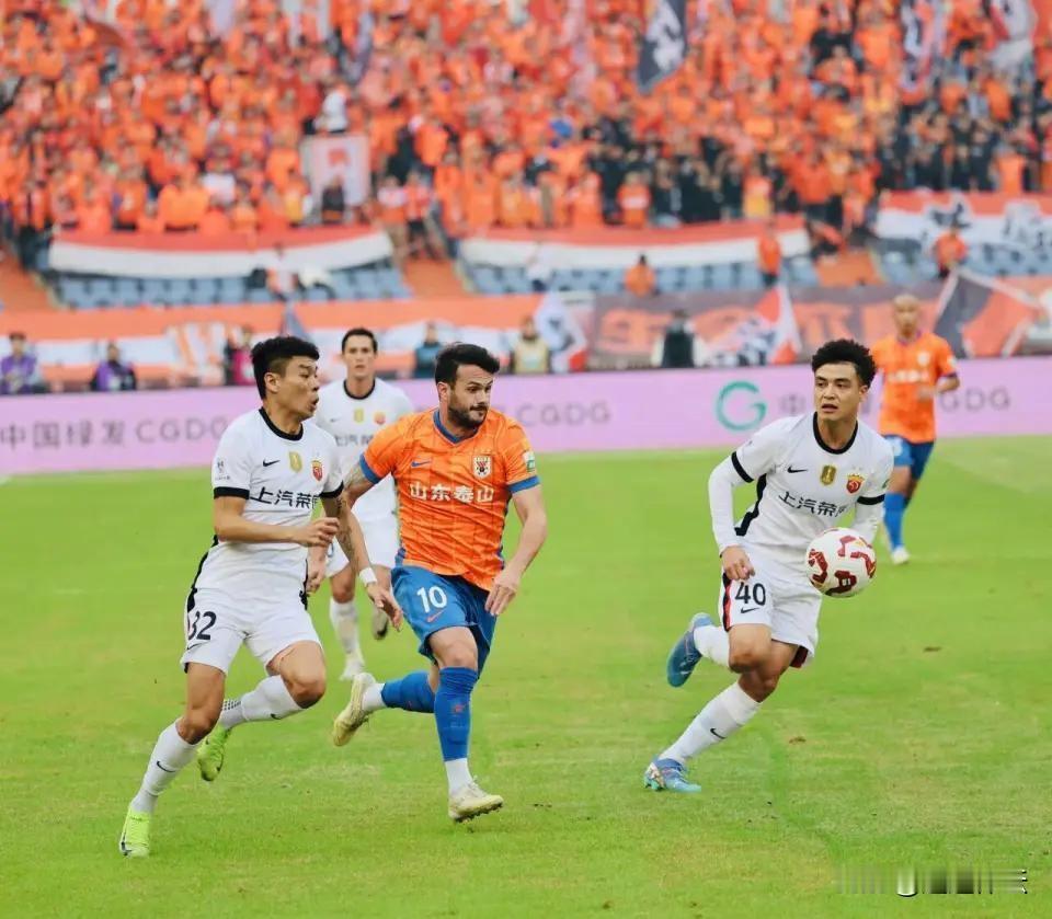 青岛海牛提前保级成功?随着青岛海牛客场四比二战胜北京国安,青岛海牛也脱离了降级区