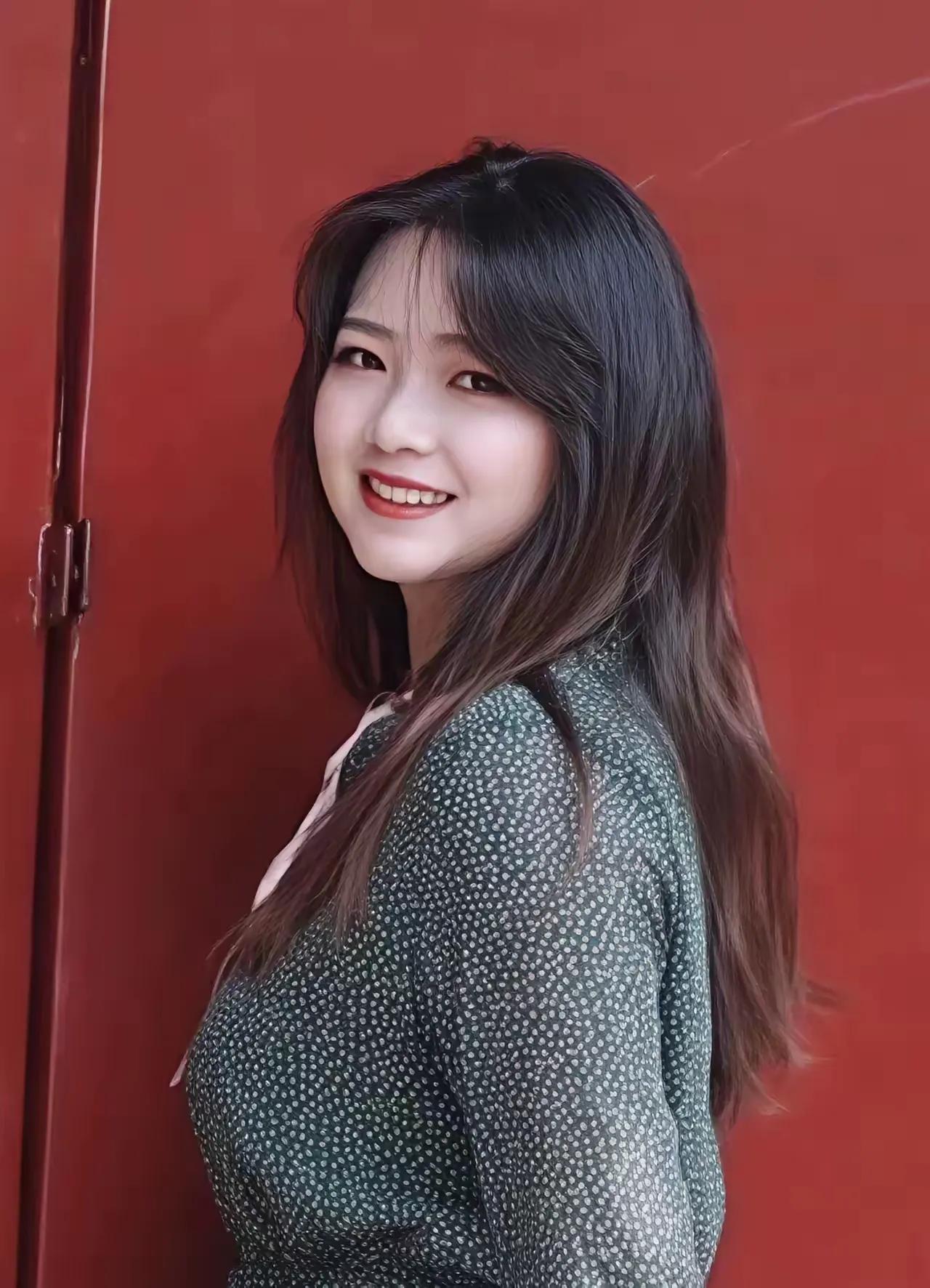 朱俊瑞，1997年生，云南陆良人，高中毕业于曲靖一中，2015年高考她以691分