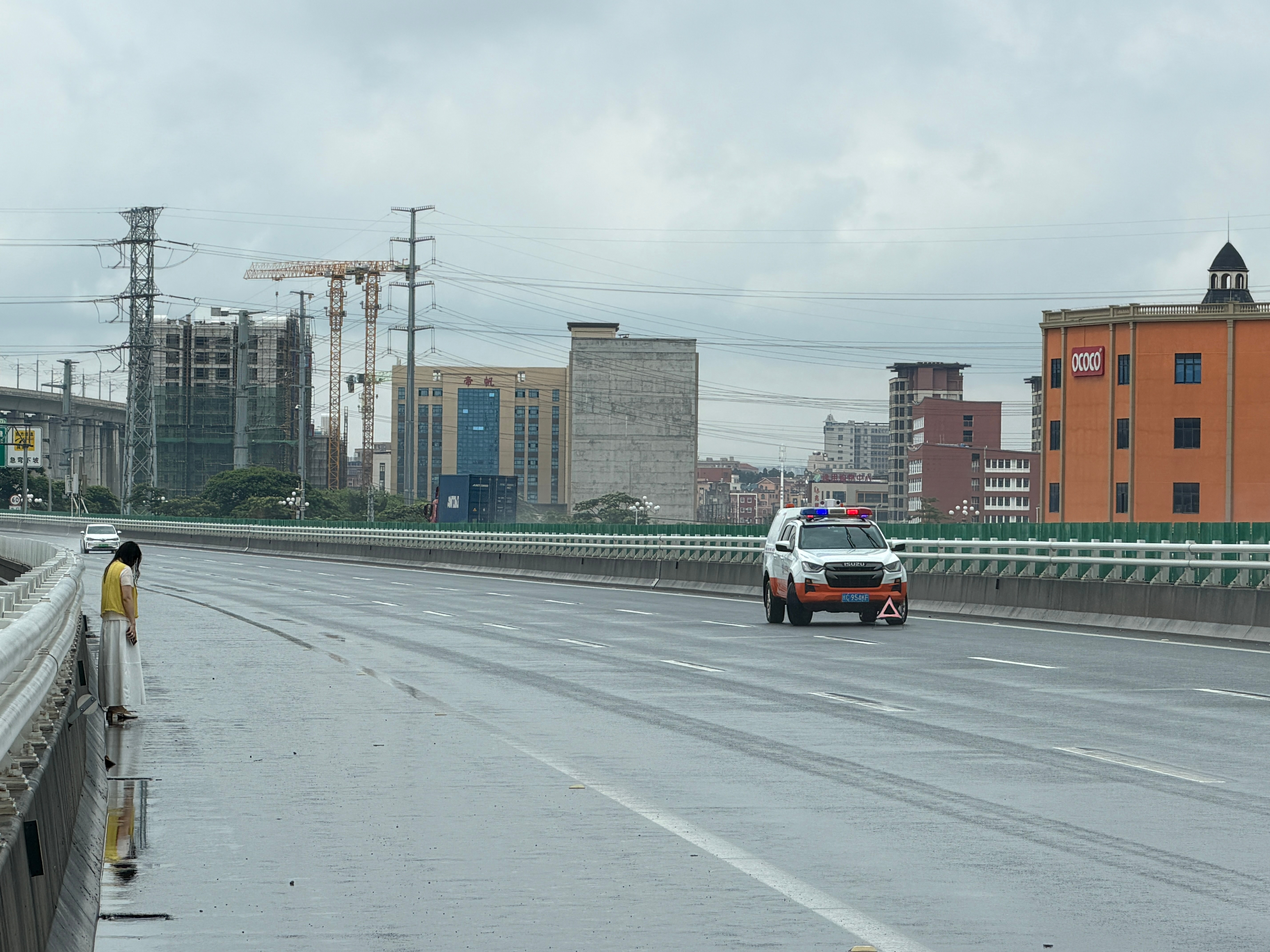 1000公里途中补能仅需3分钟刚才经过泉州路段的时候，下大雨我在高速上看到一个女