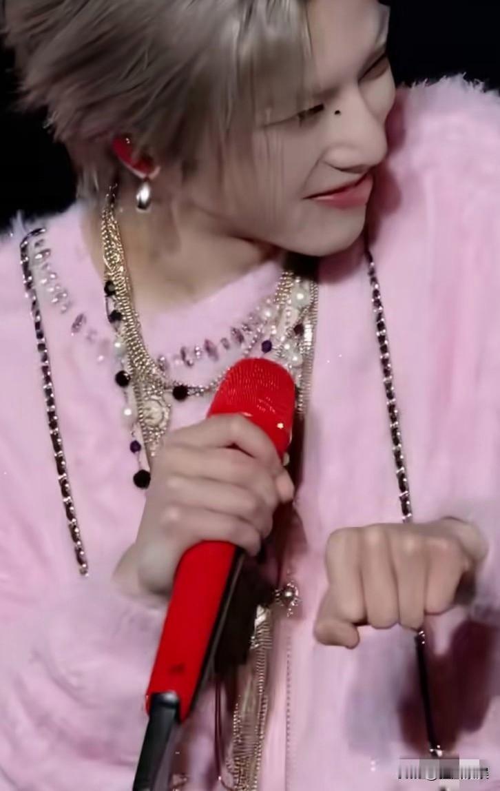 华晨宇，这嗲味太戳人！华晨宇在最近演唱会上的造型，涂着口红，穿粉红上衣配豹纹