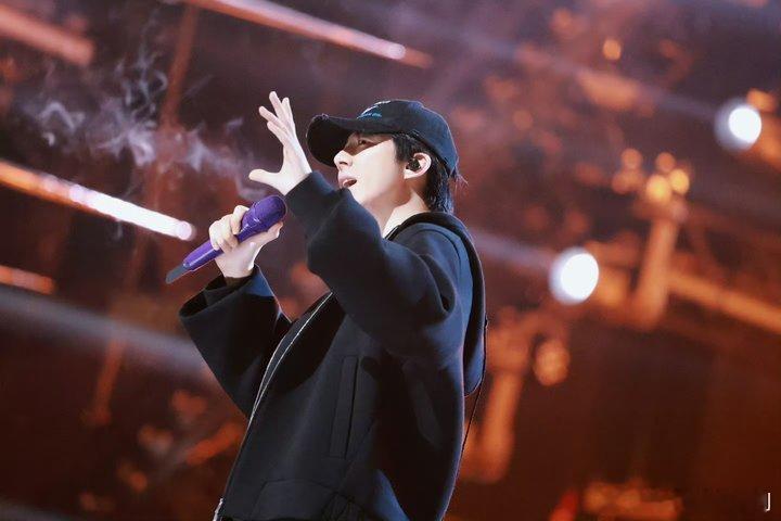 刘宇宁谁教你单膝跪地唱情歌的刘宇宁的情歌舞台永远让人惊喜！单膝跪地的动作适配度满