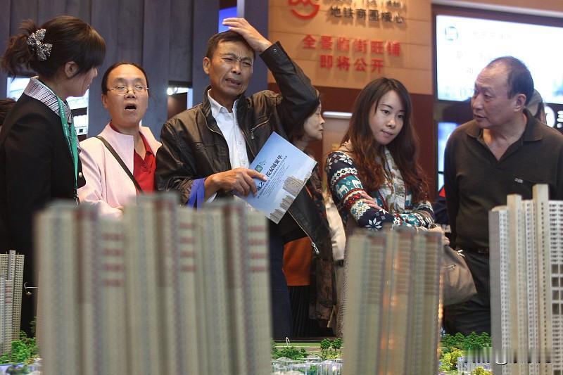 楼市把一个大利好拆成很多个小利好出，这就会让房价很难止跌。因为大家会觉得，反正