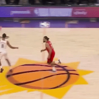 不看回放，还以为亚当斯假摔了！然而事实是老队友狄龙，莫名其妙的给了一肩膀，把