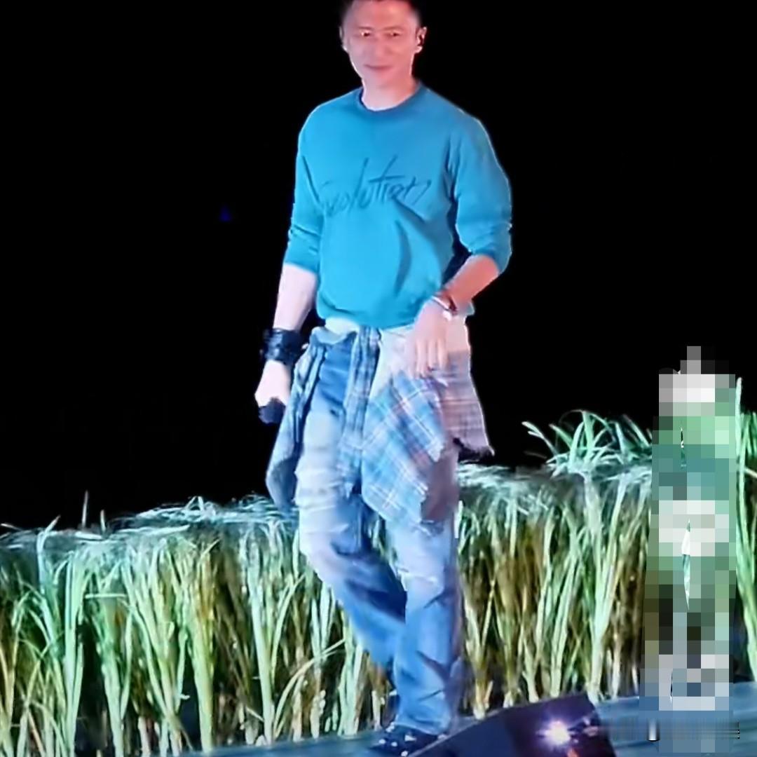 谢霆锋，替粉丝祝王菲生日快乐！8月8日，有网友放出一段谢霆锋沈阳演唱会现场的