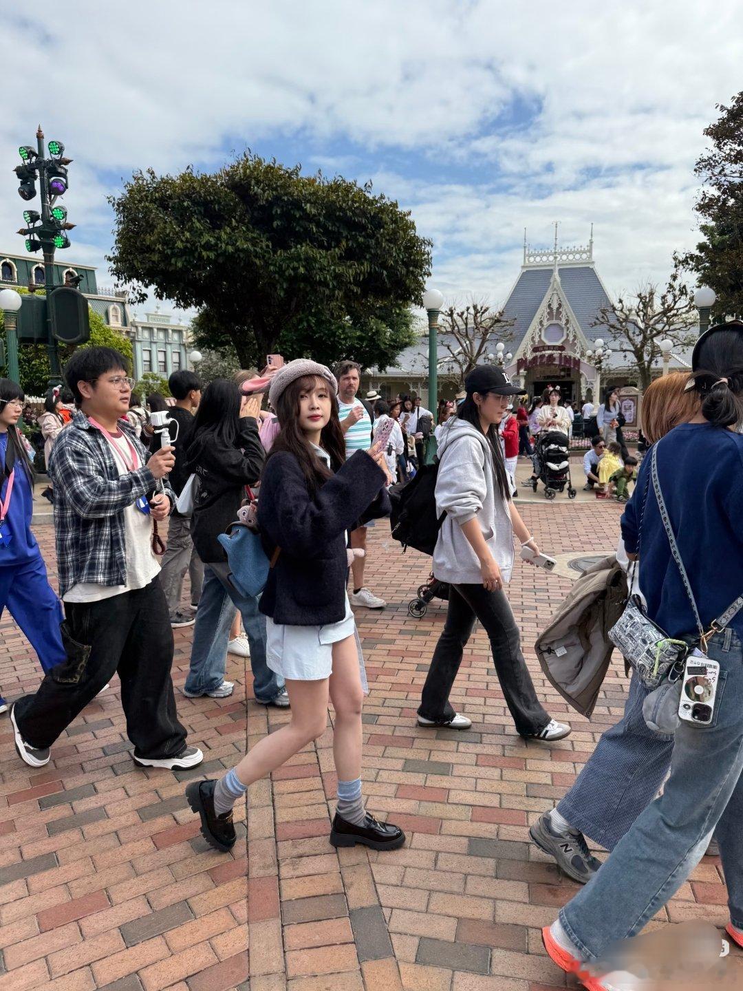 港迪偶遇了吴宣仪捏，，戴着兔子帽子，还在和路人打招呼