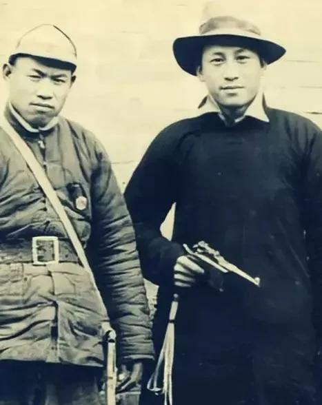 1937年，村里来了一个收山货的年轻人。他说话带着浓浓的南方口音。有礼貌。价格公