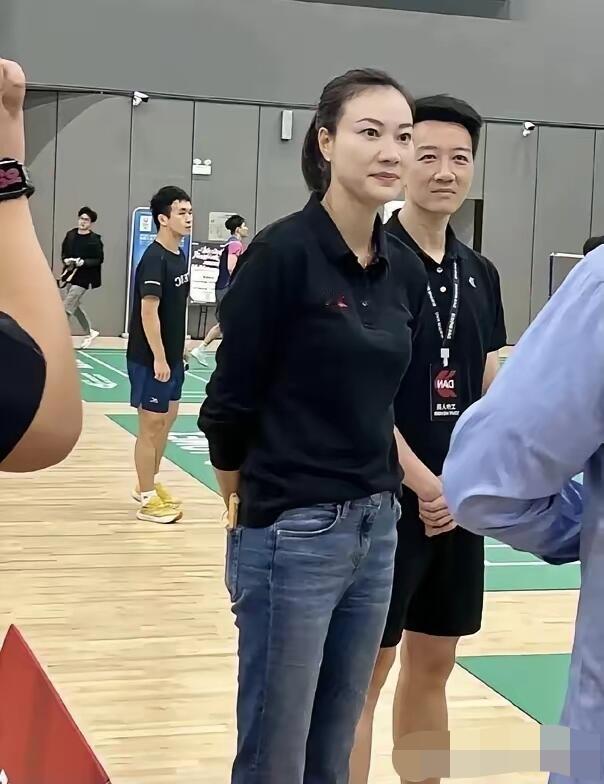 这是羽毛球女运动员里兼颜值和气质于一身的大美女，她的素颜照也能扛得住镜头，属于骨