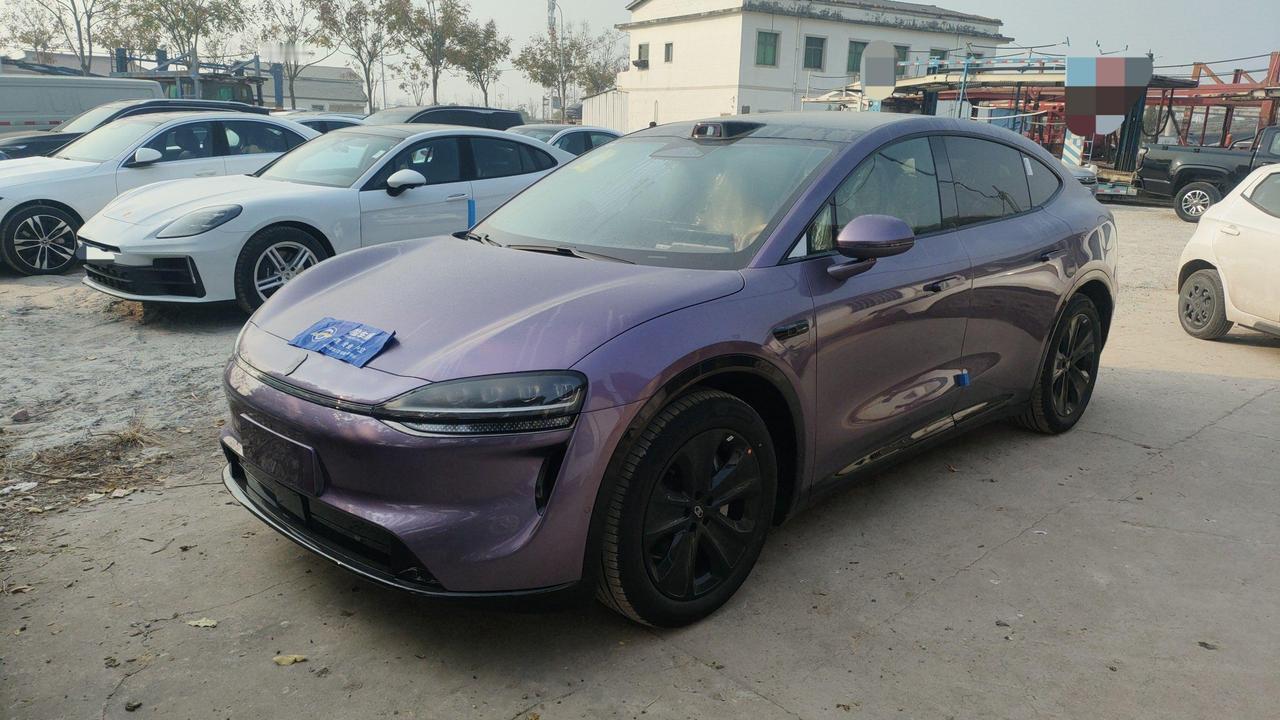 又见零公里二手车，这次是鸿蒙智界R7。前两天帮粉丝验了一台智界R7全新车，未登