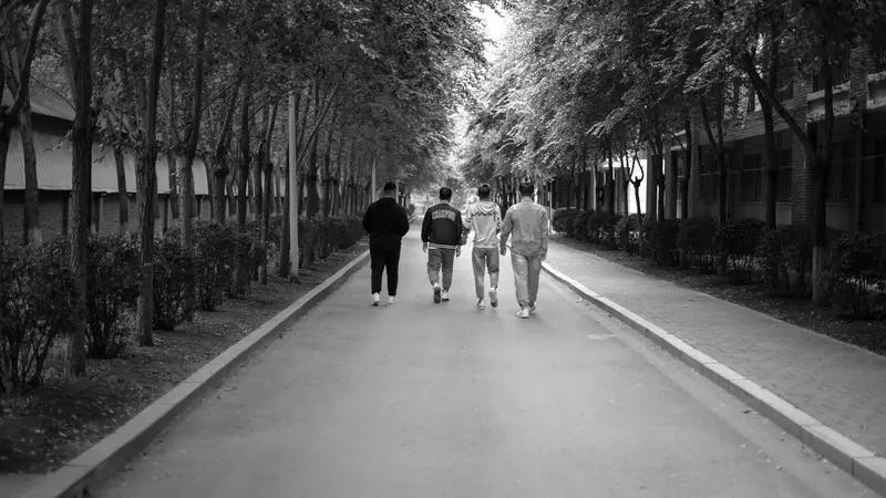 一哥们离婚了,一次酒后失言,他说他离婚只是不想和老婆过了。他有点钱,他老婆做文职