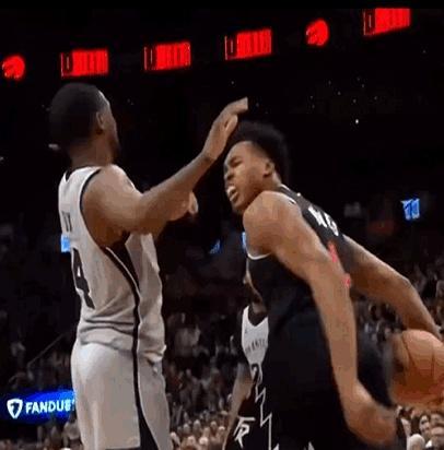 小狐狸那球，差点把马刺的十连胜给摔没了。最后一分钟，福克斯杀进内线脚下打绊