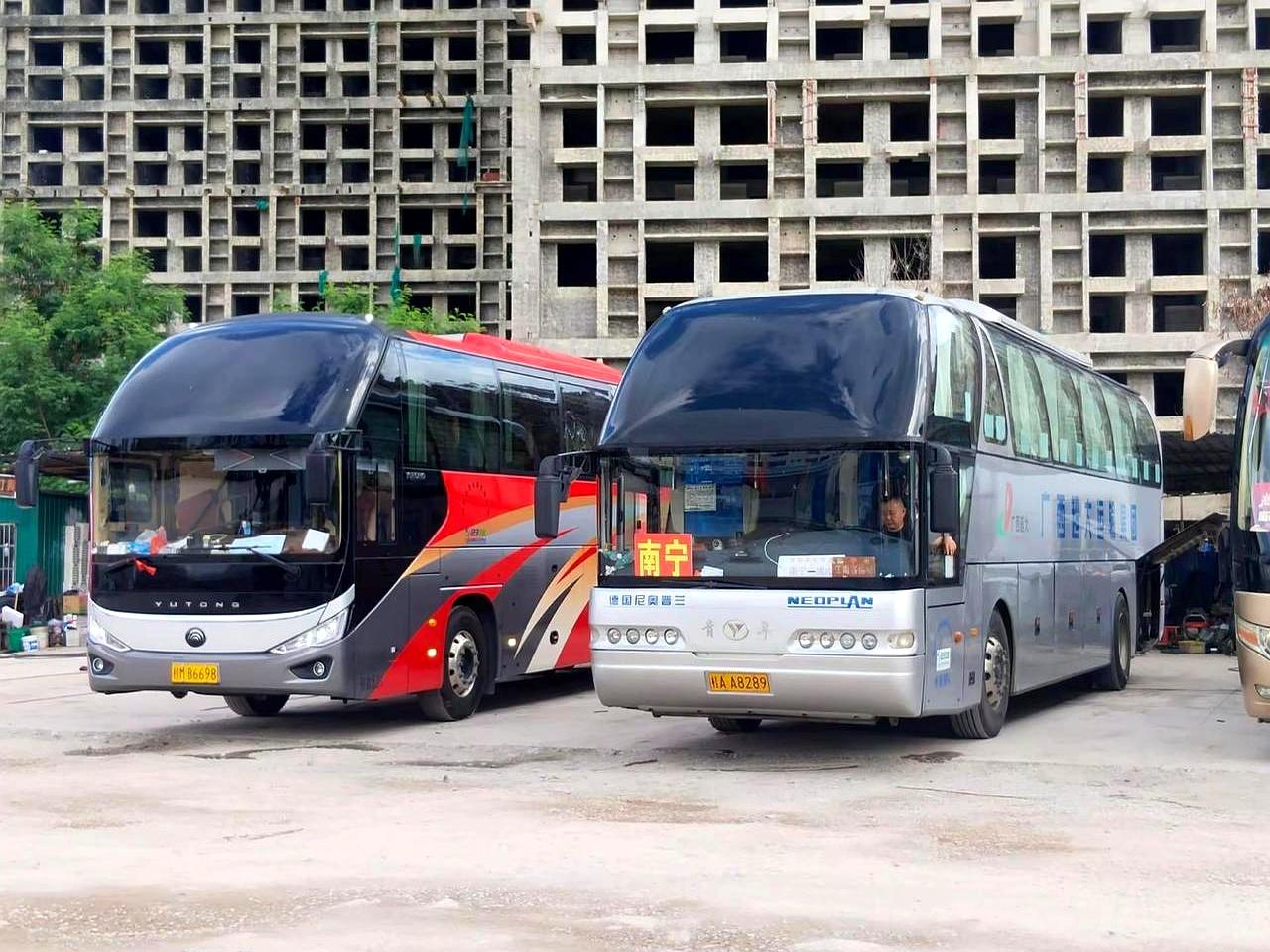 东兰的清晨，站台一辆宇通6137C13低声怠速，牌子写着东兰—巴马—海口—三亚。