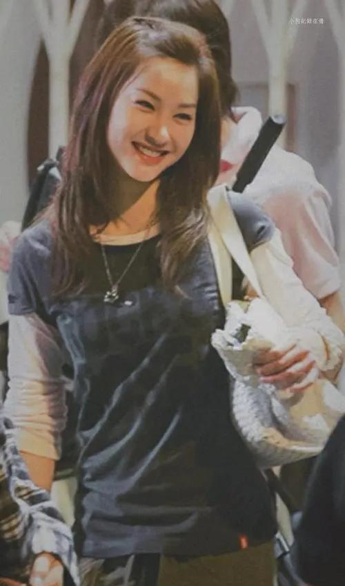 徐子珊退圈后罕露面，打扮似素人近日，45岁的前TVB女星徐子珊在法国巴黎橘园美