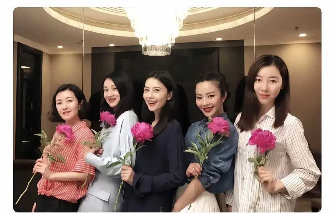 高圆圆和大学四个同学合照，五个人人手一束花，真可谓现实版“五朵金花”。