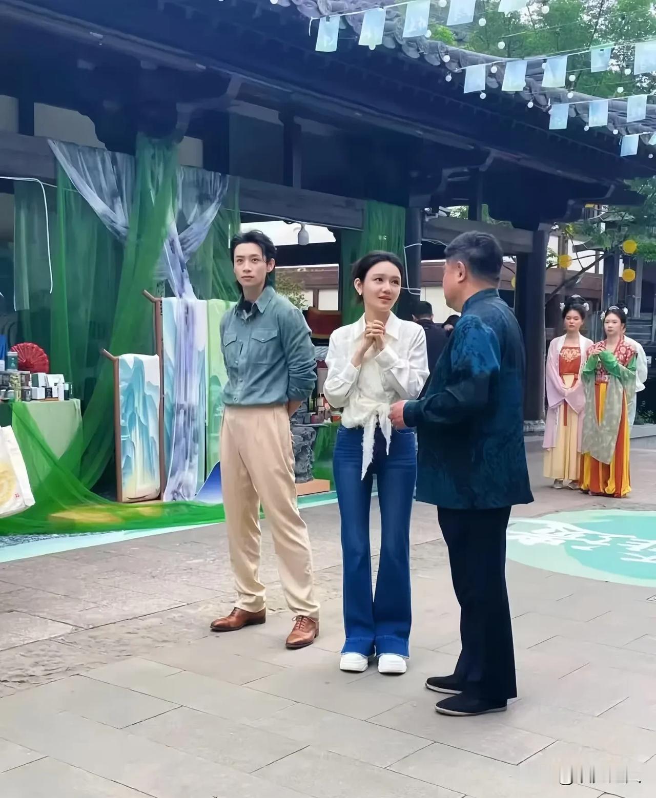 央视的龙洋也太绝了吧？！身材又瘦又白！都35岁了，还保持着少女一样的身材，