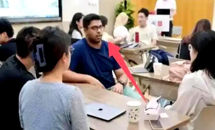 印度留学生打人后23天零道歉，机票一刷直接飞走。复旦本土学生被晾在原地，连一