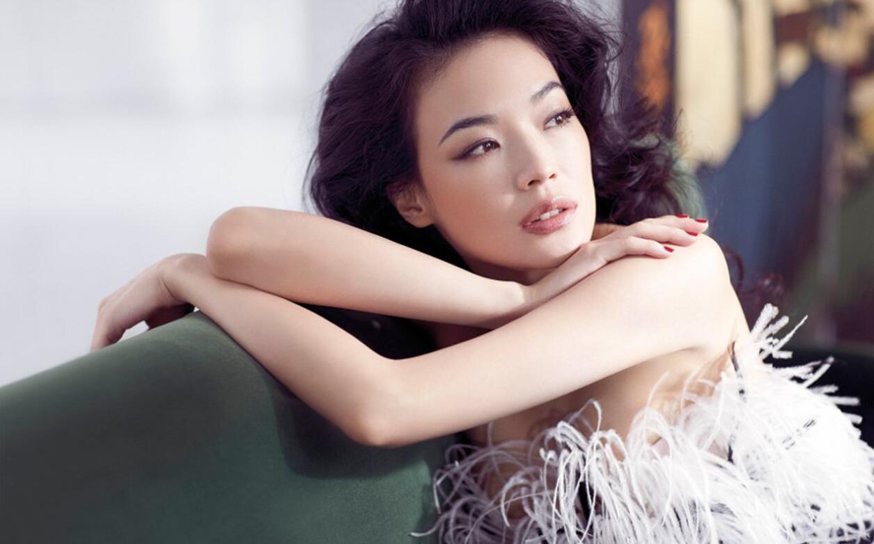 导演王晶——嘴是真敢说他爆了个料，说舒淇年轻时候被柯俊雄坑惨了——签了一堆乱七