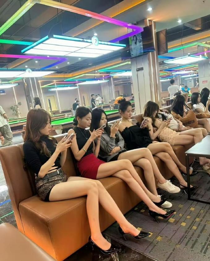 哎，我最近刷到好多人都在讨论“台球助教是怎么火起来的”，我忍不住想笑，这事儿其实