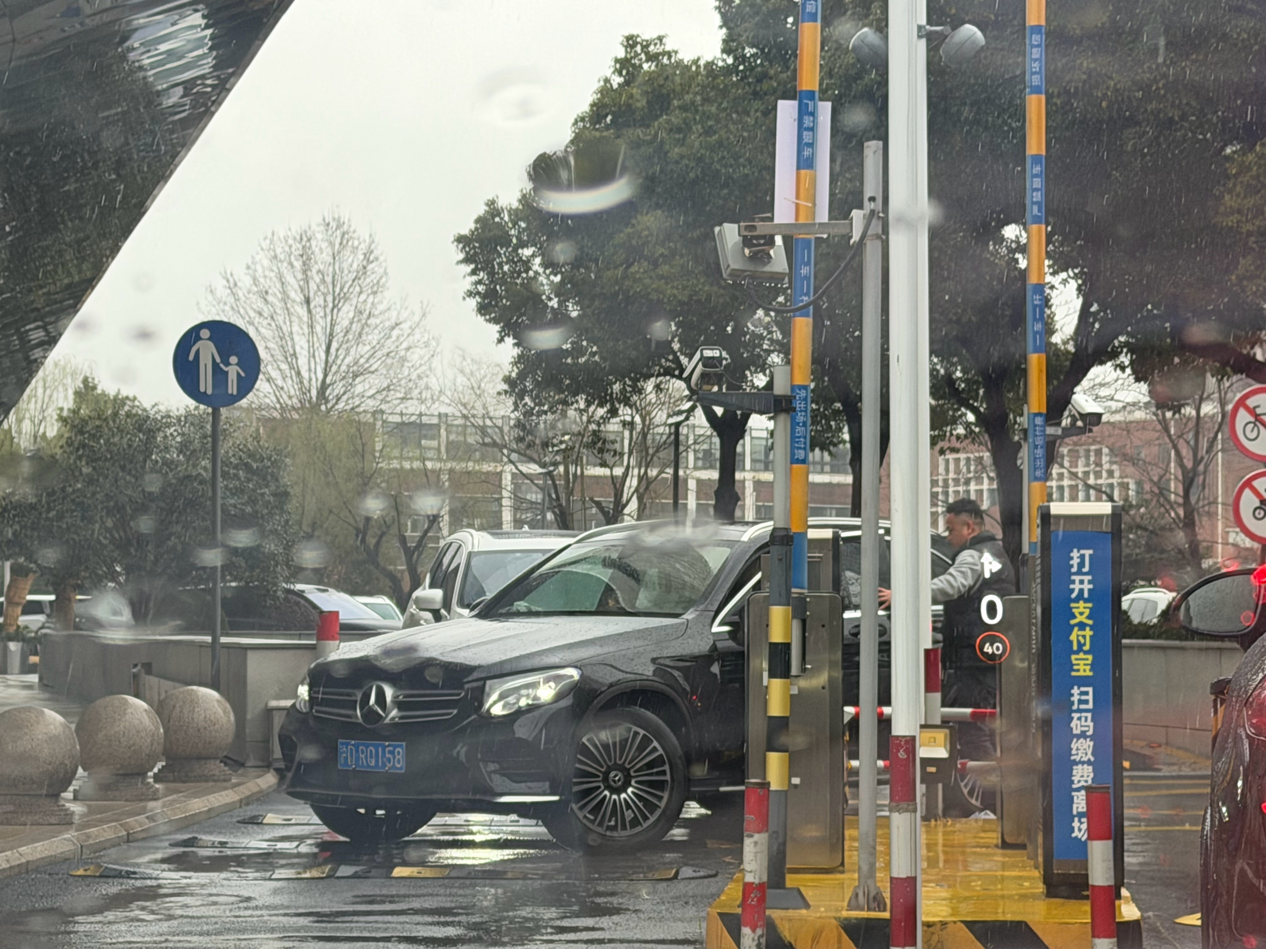 刚碰到个女生，这个弯过不去，不多借一点，肯定过不去。下来个特斯拉大哥给他挪车了，