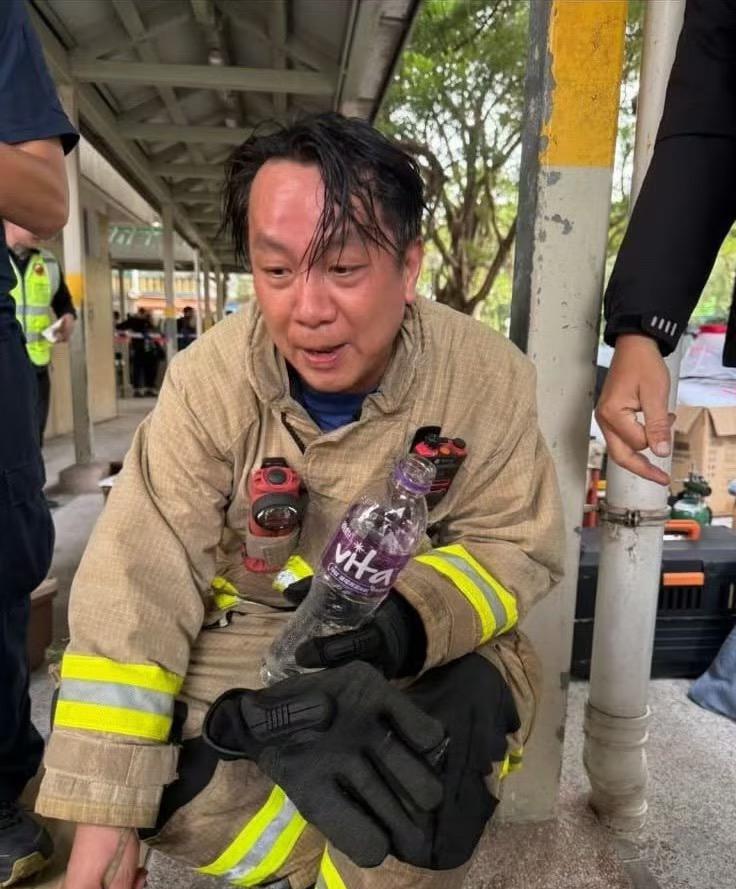 宏福苑火灾中，很多消防员都表现的十分神勇，让人尊重且钦佩。这位消防员在大火之