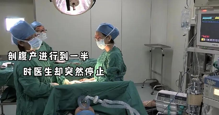 绝了，真是绝了。孩子生到一半，医生却停下手上动作，全员都盯着墙上的钟表看，孕妇搁