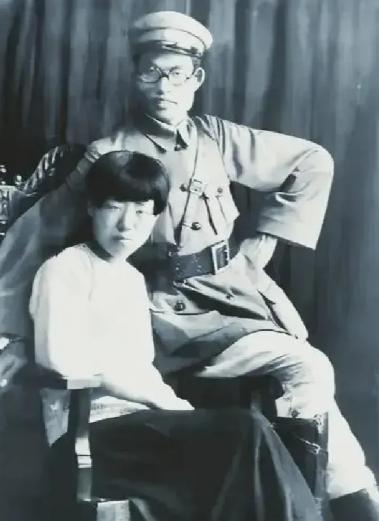 1940年，朱仲芷和萧劲光离婚。签字时，朱仲芷突然把六个孩子的名单推过去，萧劲光