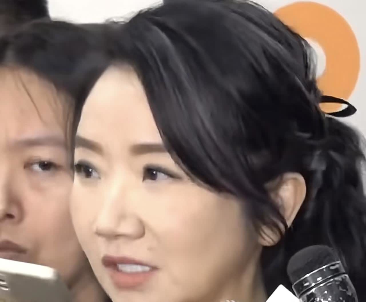 陶晶莹估计钱又花完了！！！！又来录节目了，坚决抵制！！！台湾是中国不