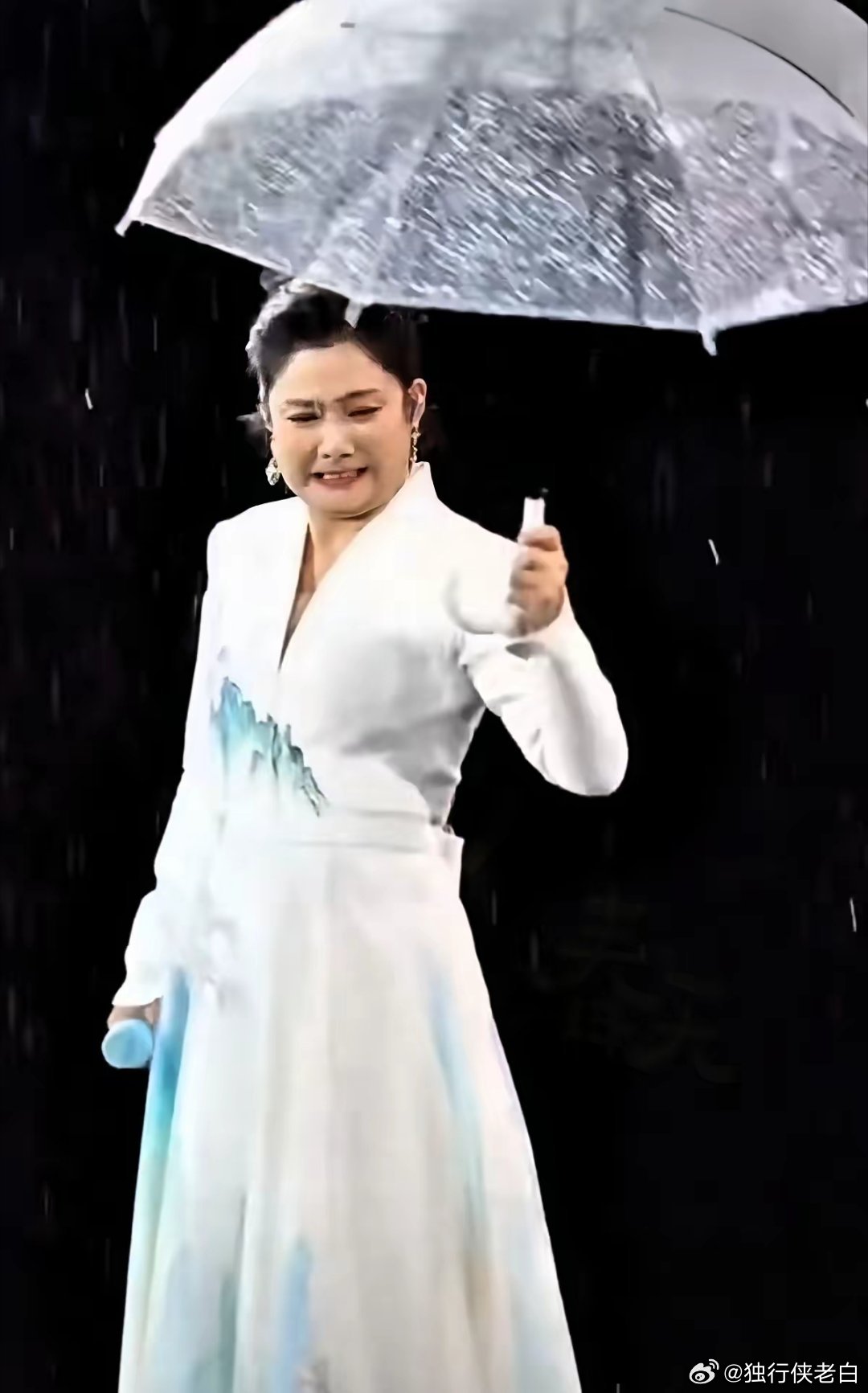 笑死，曾毅现在是越来越飘了！演唱会上为了耍帅，直接把手里的伞给扔了。旁边玲花明显