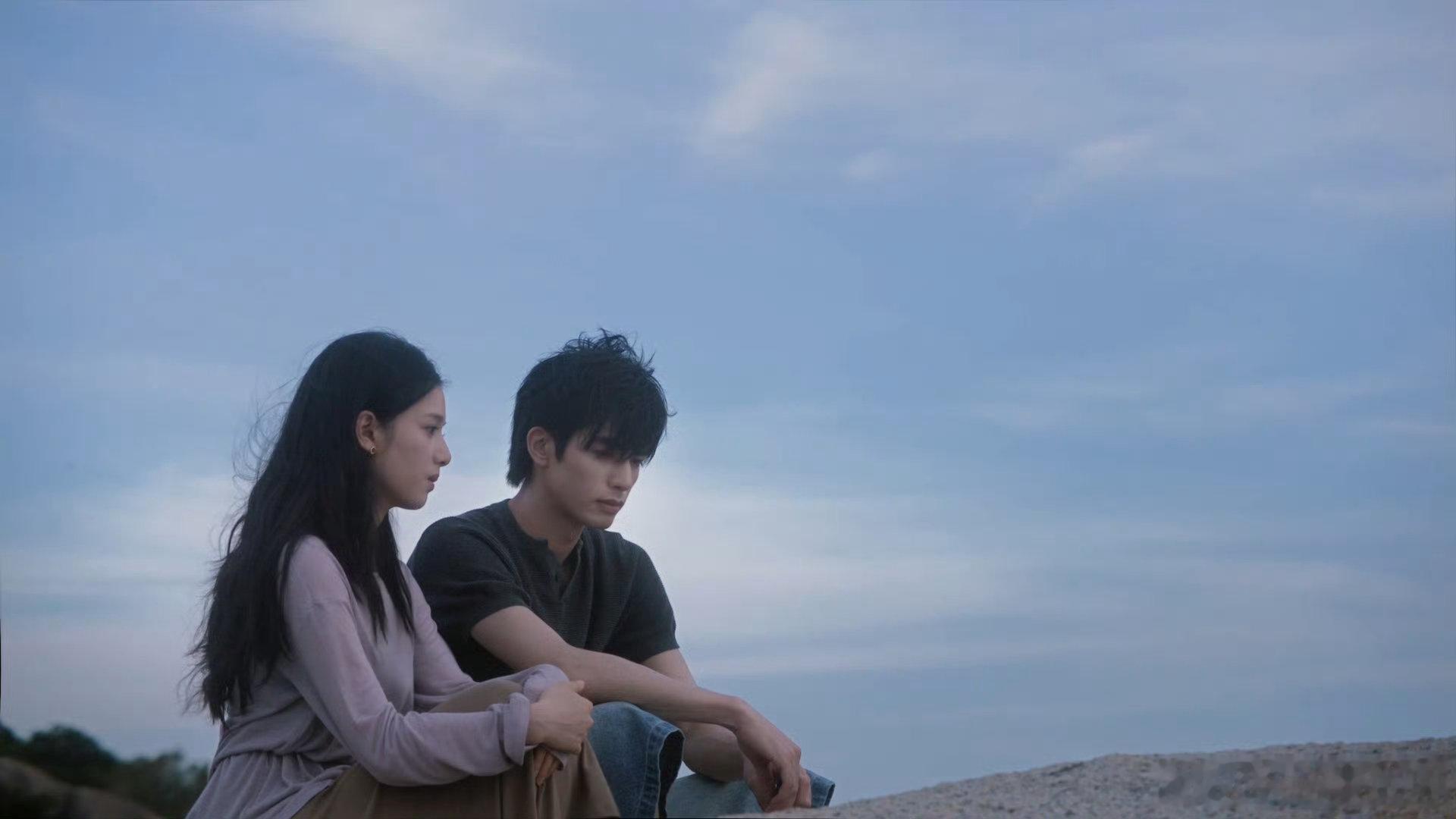 野狗骨头第22集闭眼吻野狗骨头海边接吻蓝调海边氛围感拉满，闭眼亲吻的镜头每一